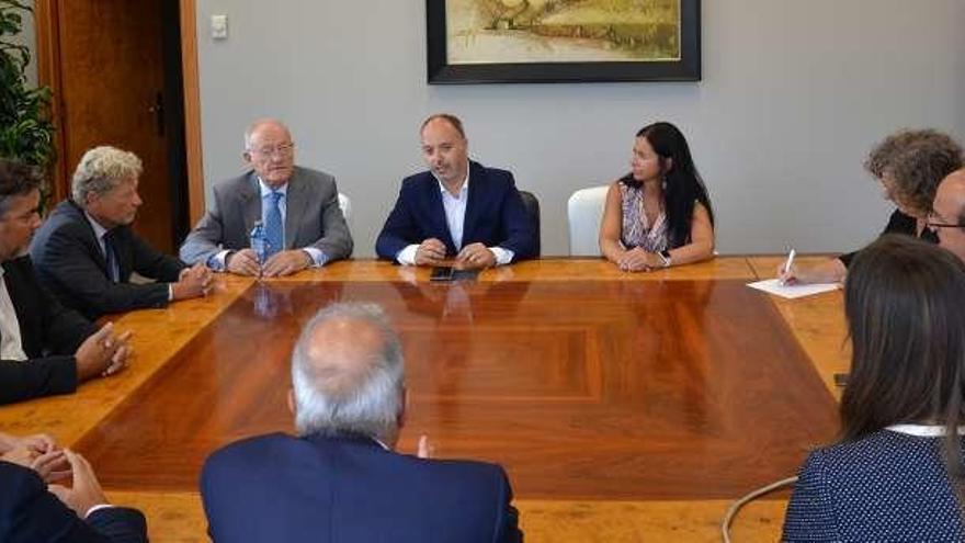 Regades (al fondo) durante la reunión ayer con la directiva del Círculo de Empresarios de Galicia. // FdV