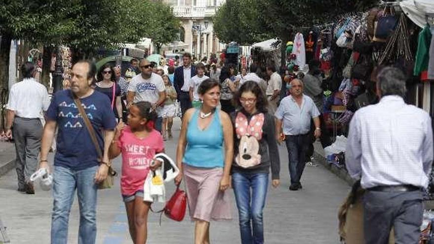 Vecinos en la rúa Loriga en las pasadas fiestas de As Dores.  // Bernabé/Gutier