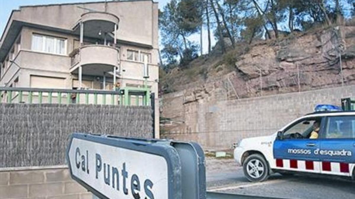 Unos mossos custodían la masía en que se produjo el asesinato.