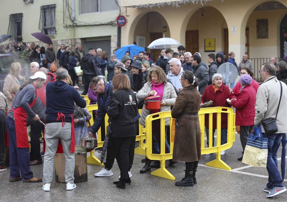 Reparto de calderas en Albalat dels Tarongers en día de su patrona.