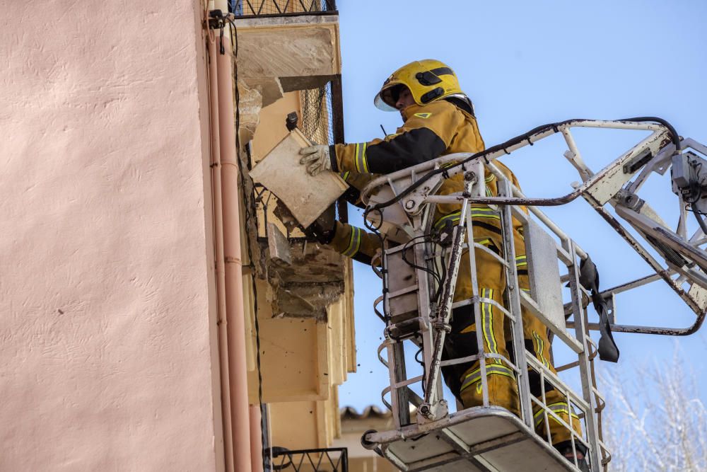 In der Fußgängerzone des Carrer Oms im Zentrum von Palma sind am Dienstagvormittag (14.2.) Steinblöcke dreier Balkone herabgestürzt. Ein 20-jähriger Kellner wurde leicht verletzt.