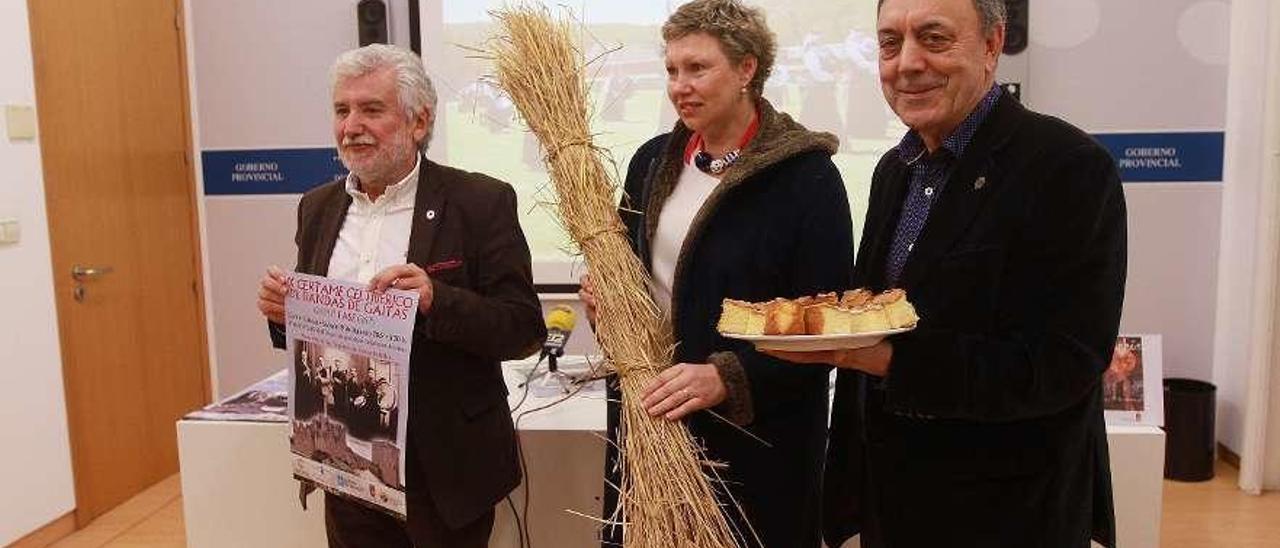 Rosendo Fernández, Sara Inés Vega y Xosé Lois Foxo durante el acto de presentación. // Iñaki Osorio