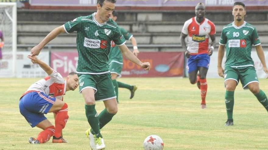 Un jugador del Coruxo controla el balón durante el partido de ayer. // Iñaki Abella