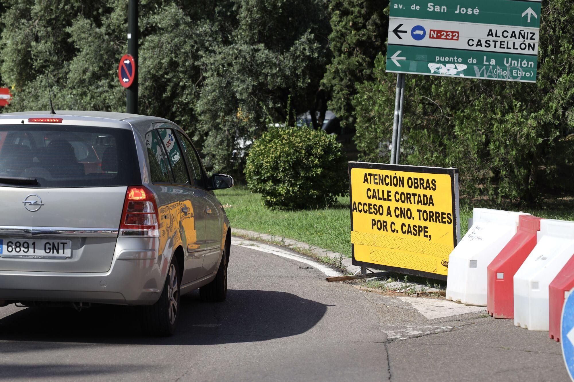En imágenes | Las obras en el Huerva provocan cortes en el tráfico en Camino Las Torres