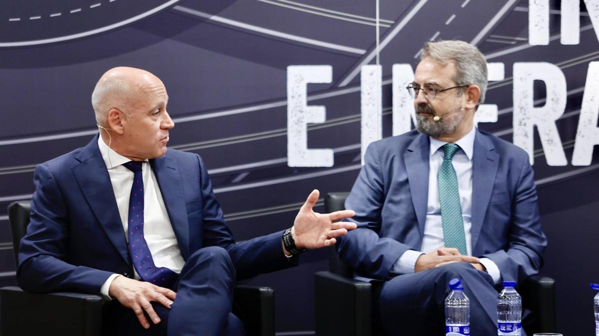 Carlos Muñoz, director general de Grupo Simetría, e Ignacio García Bosch, responsable del plan Il·lumina de i-DE, distribuidora del grupo Iberdrola.