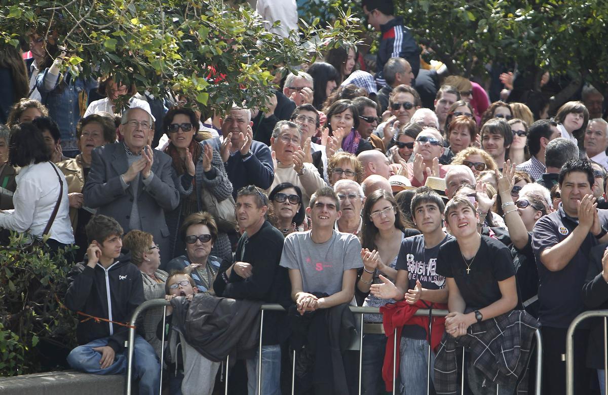 Numeroso público se acerca al Primer Molí cada año para disfrutar de la pirotecnia en las fiestas de la Magdalena.