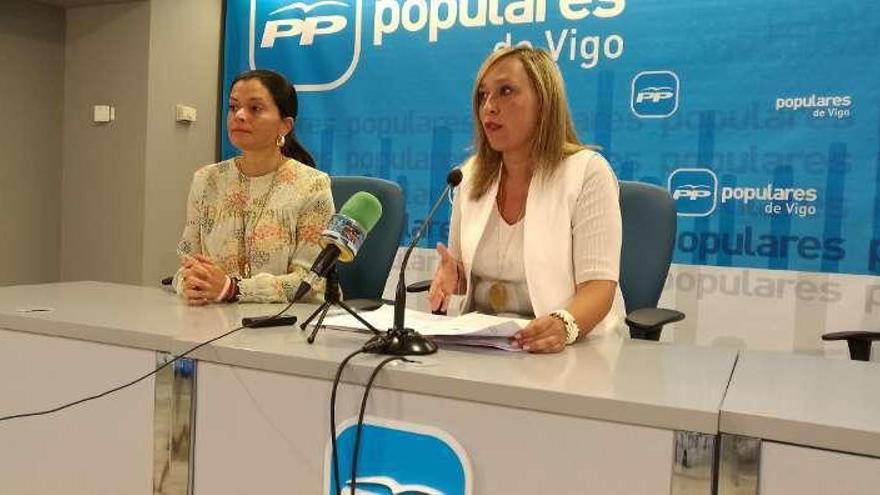 Nidia Arévalo y Elena Muñoz anuncian, ayer, la moción del PP.