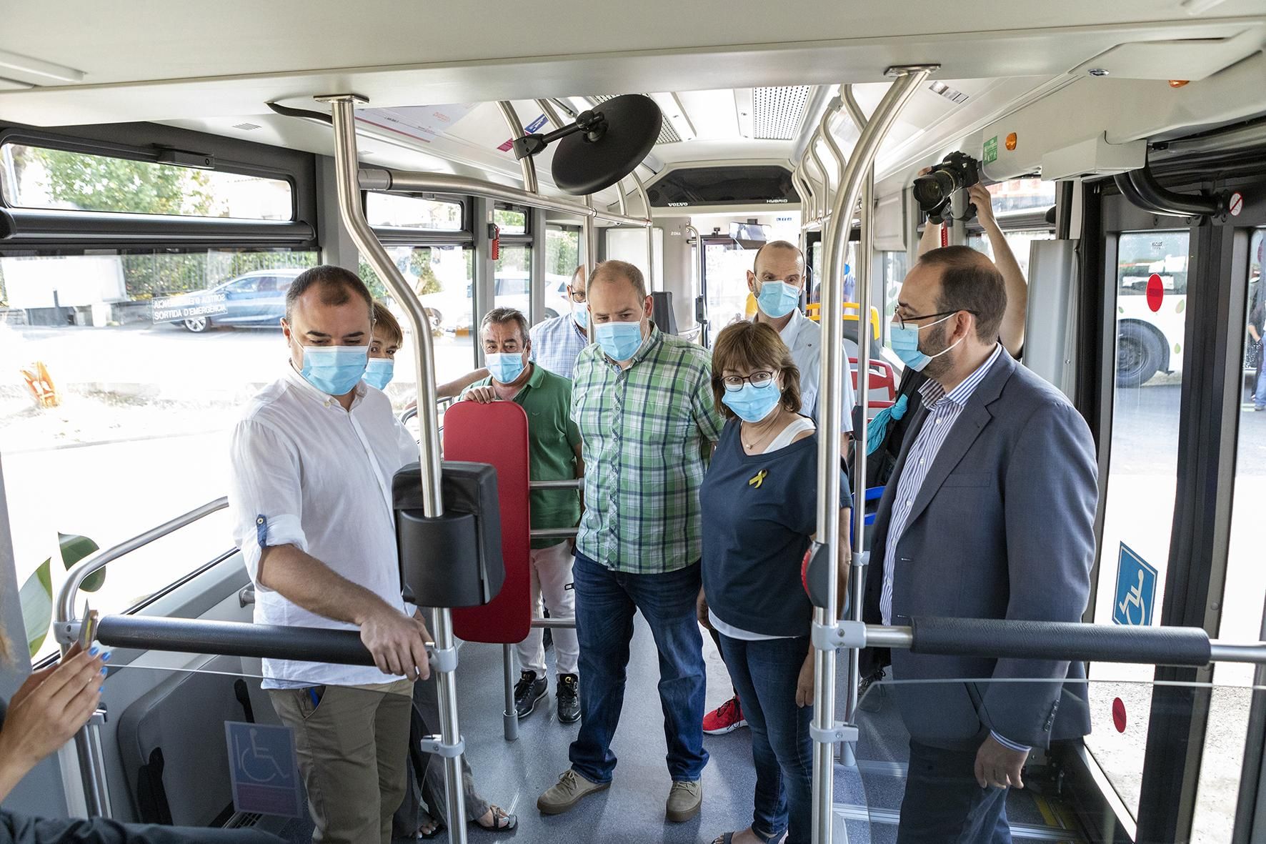 El alcalde de Terrassa, Jordi Ballart, en el interior de uno de los nuevos autobuses híbridos.