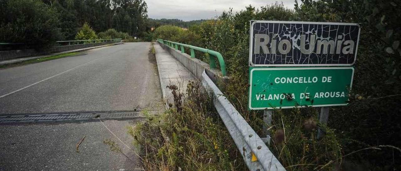 Entrada al puente desde la parte de Paradela, en Meis, ayer. // Iñaki Abella