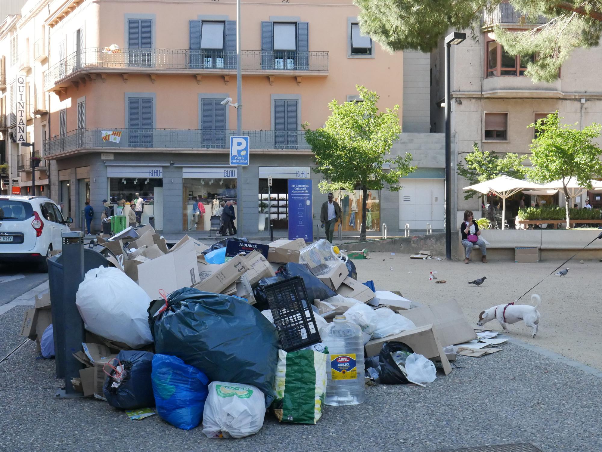 Figueres continua patint la vaga d'escombraries una setmana després