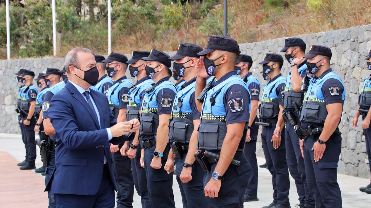 El alcalde de Las Palmas de Gran Canaria, Augusto Hidalgo, con los nuevos agentes de la Policía Local