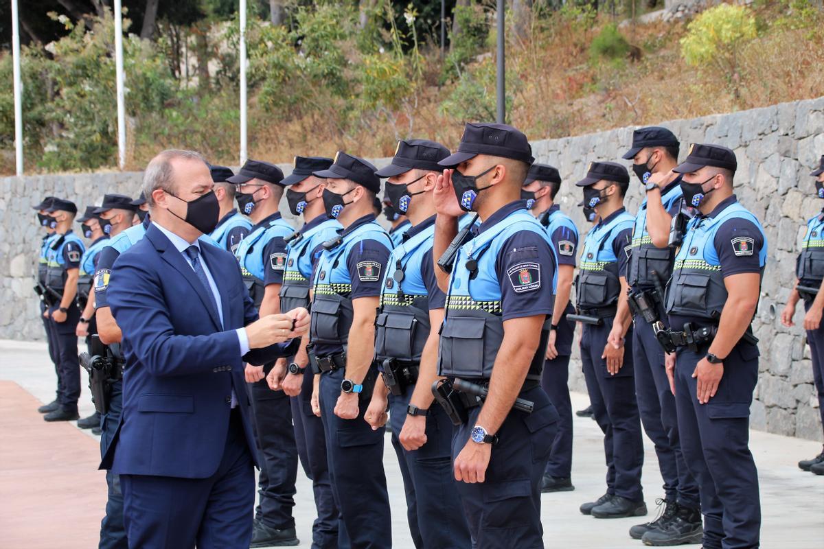 El alcalde de Las Palmas de Gran Canaria, Augusto Hidalgo, con los nuevos agentes de la Policía Local
