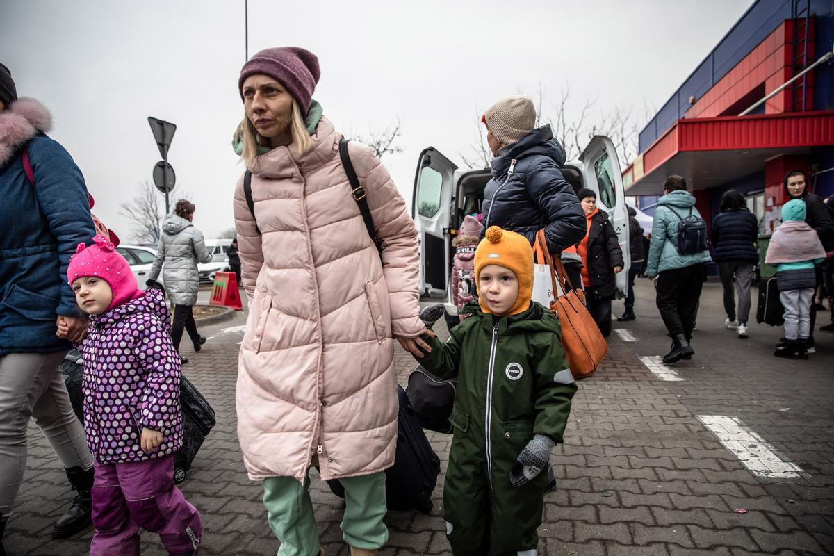Refugiados ucranianos y sus hijo llega a un centro temporal de acogida en Przemysl, Polonia.