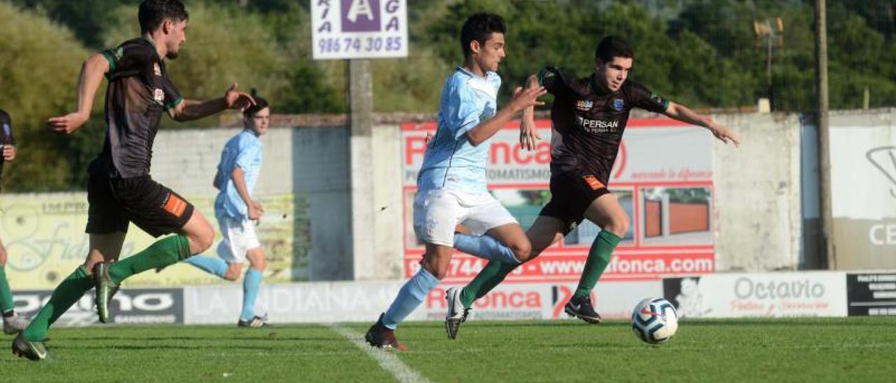 Un jugador del Villalonga persigue el balón la pasada campaña.