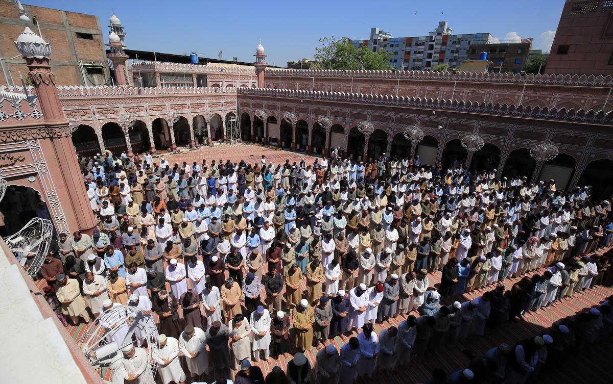 Los musulmanes celebran el fin del Ramadán. Fiesta del Eid al-Fitr en Peshawar, Pakistán.