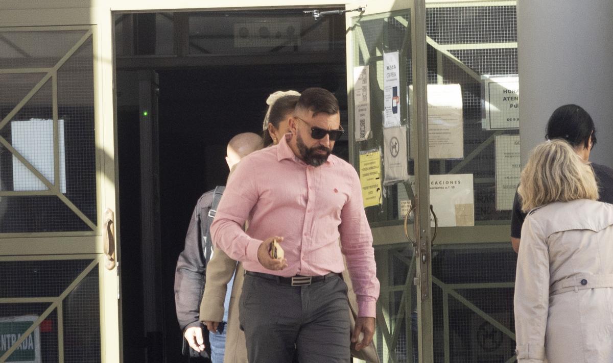 El acusado a la salida del Palacio de Justicia de Benalúa el día que se celebró el juicio.