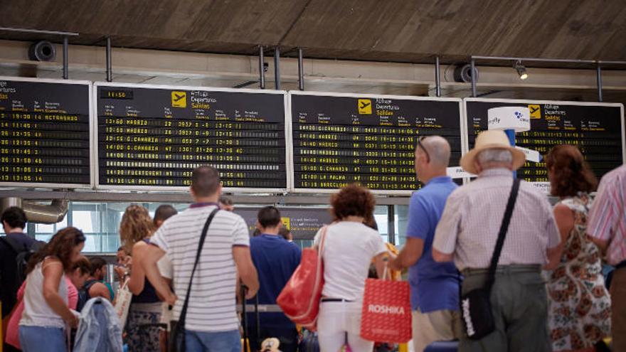 Las vacaciones de agosto arrancan con los aeropuertos canarios a rebosar