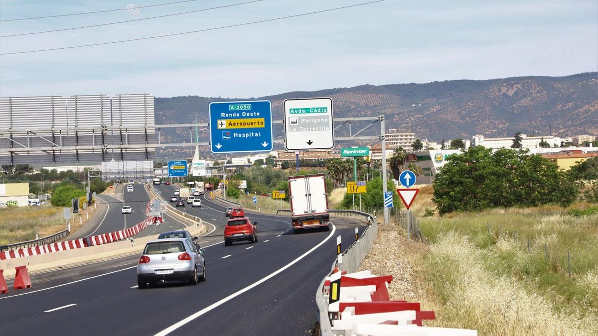 Doble carril de acceso desde la A-4 hacia el puente de Andalucía.