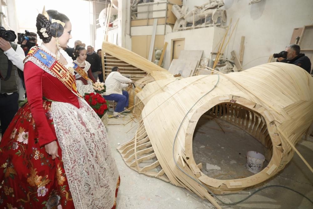 Las falleras mayores visitan los talleres de Ciudad Fallera