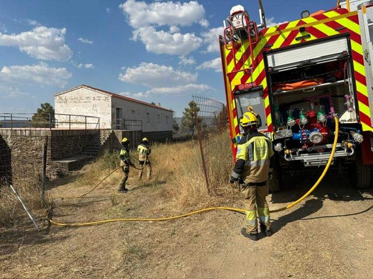 Bomberos del Sepei interviniendo en Madroñera, este domingo.