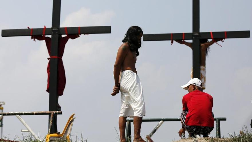 Un devoto filipino se crucifica para revivir la Pasión de Cristo