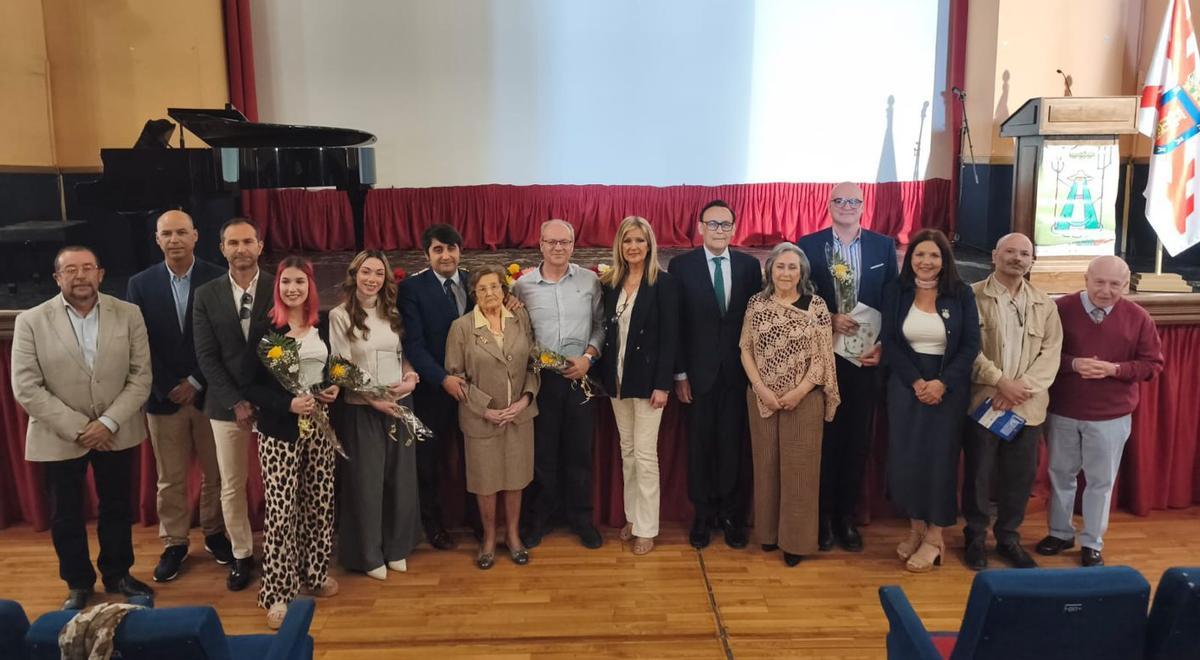 Foto de familia de galardonados, autoridades, jurado, conferenciante y esposa de Mario Lopez.