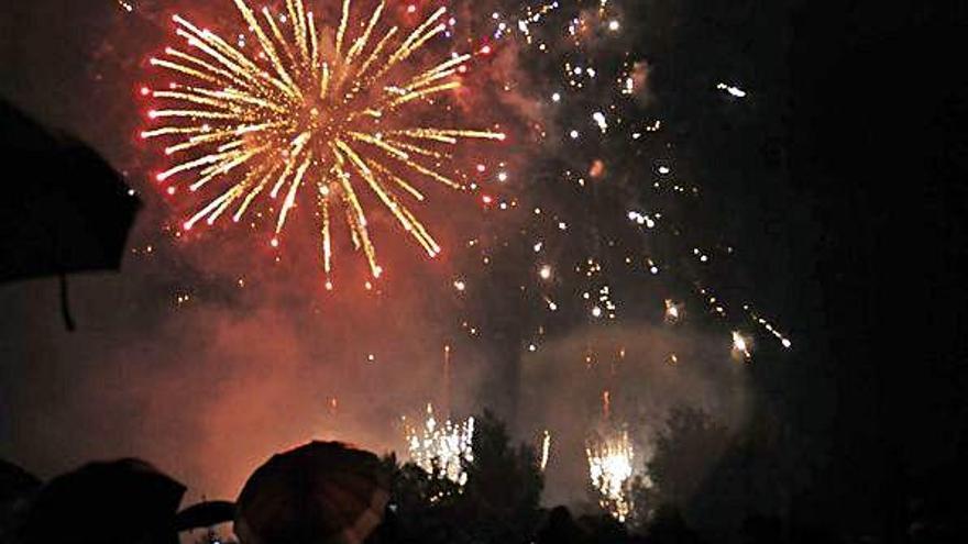 El piromusical acomiada avui les Fires de Santa Creu amb «llegendes del rock»