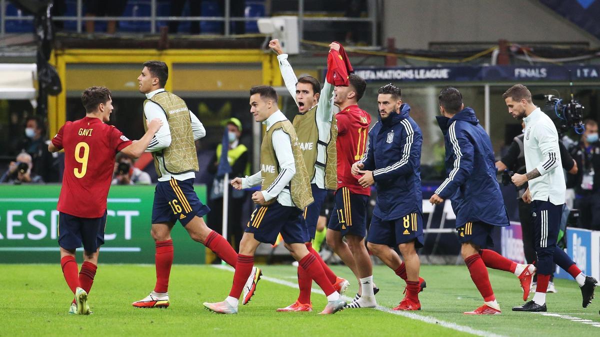 Los jugadores de la selección celebran la victoria.