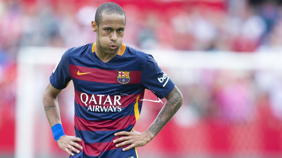 Neymar escupe durante su etapa azulgrana