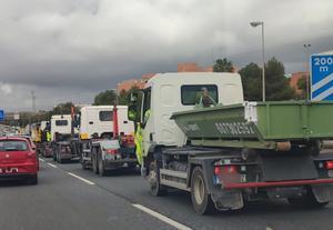 Caravana de camiones en una carretera de Málaga en el paro organizado por una plataforma de transportistas a nivel nacional