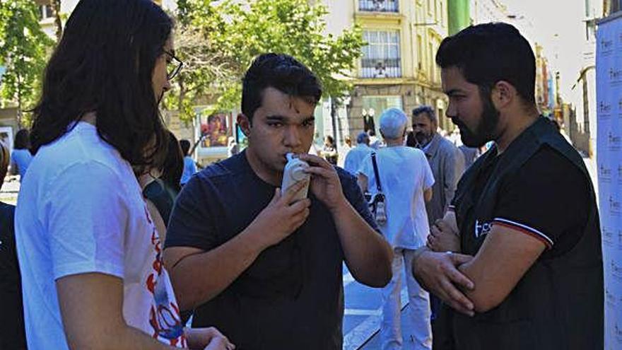 Un joven se somete a la prueba de la cooximetría, ayer en Santa Clara.