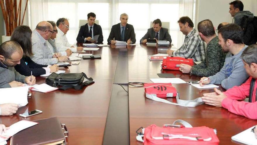 Francisco Conde, al fondo en el centro de la imagen, durante la reunión con el comité, a ambos lados de la mesa.