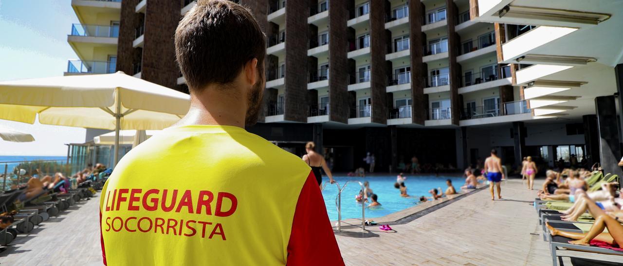 Un socorrista en la piscina de un hotel de Alicante.