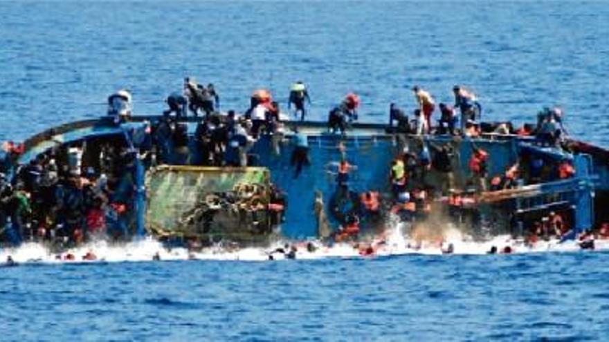 Un vaixell ple d&#039;immigrants comença a enfonsar-se al canal de Sicília