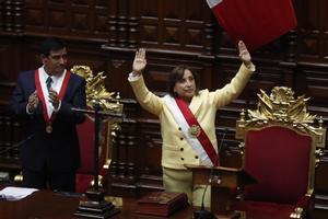«Governar el Perú no és una tasca fàcil», reconeix la seva primera presidenta, Dina Boluarte