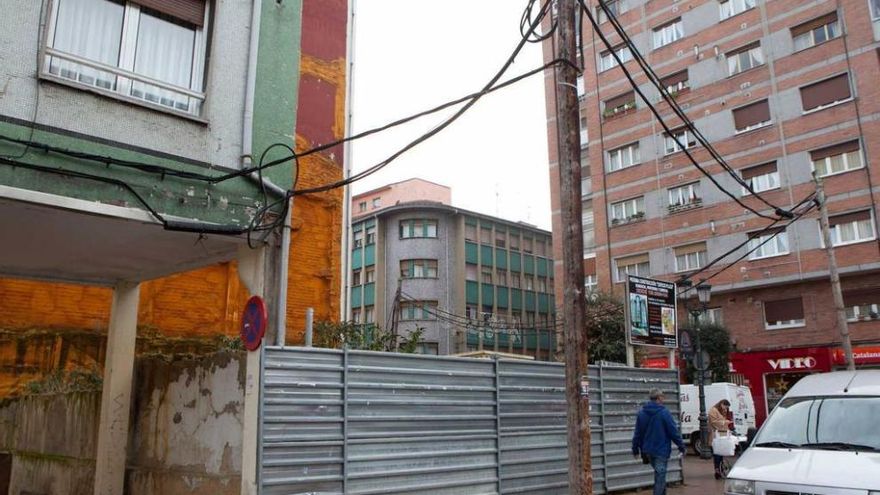 Solar en el centro de La Felguera en el que se prevé edificar un bloque de pisos.