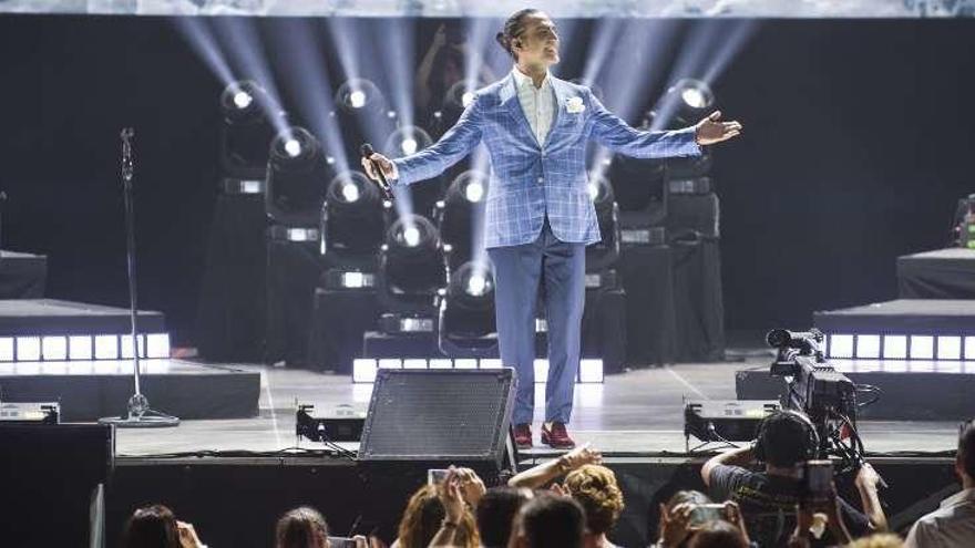 El Coliseum se deja seducir por la música de Alejandro Fernández