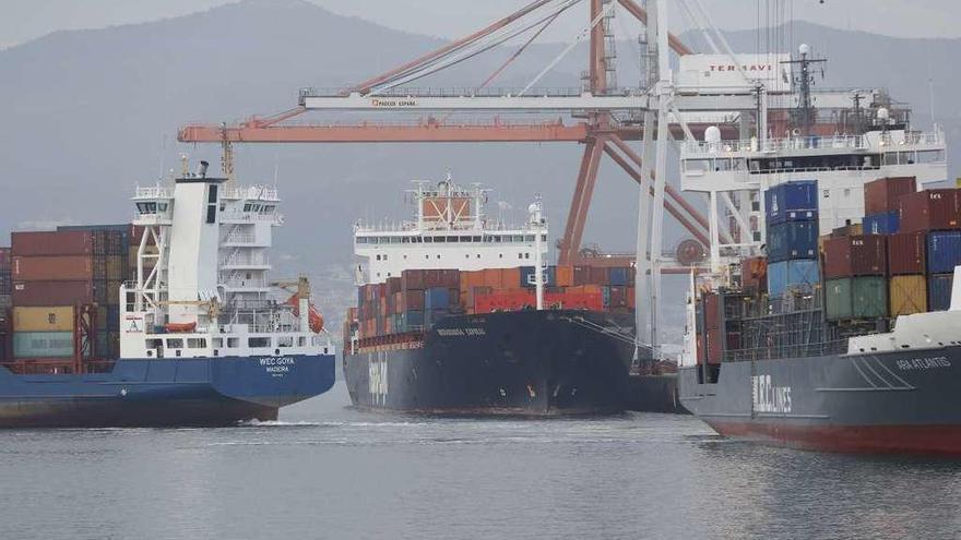 El buque de Hapag-Lloyd, &quot;Mississauga Express&quot; (c.), atracado ayer en Guixar. // R. Grobas