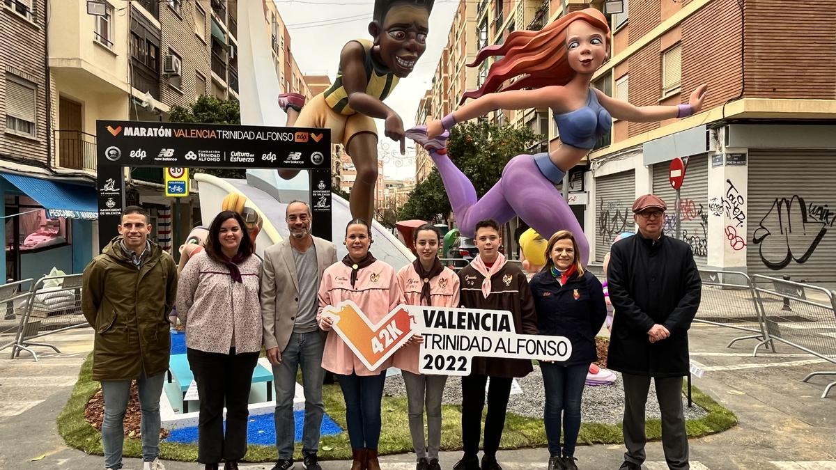 El comité del Maratón Valencia Trinidad Alfonso ha visitado la Falla Poeta Altet-Benicarló, que este año ha dedicado su monumento mayor al Maratón Valencia en su totalidad.