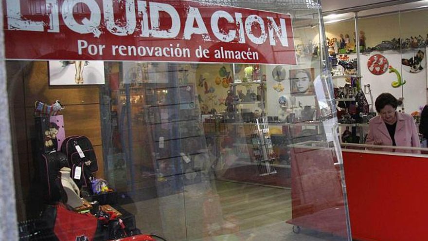 Un comercio coruñés en liquidación. / laure martínez