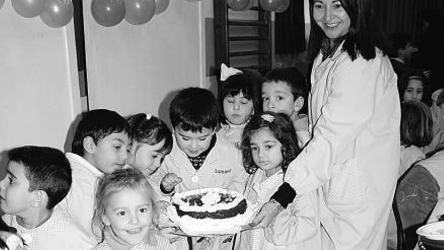 Dos grupos de escolares, ayer, durante la celebración, en Luarca.