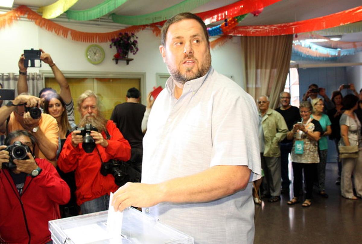 Oriol Junqueras vota en su colegio electoral de Sant Vicenç dels Horts.