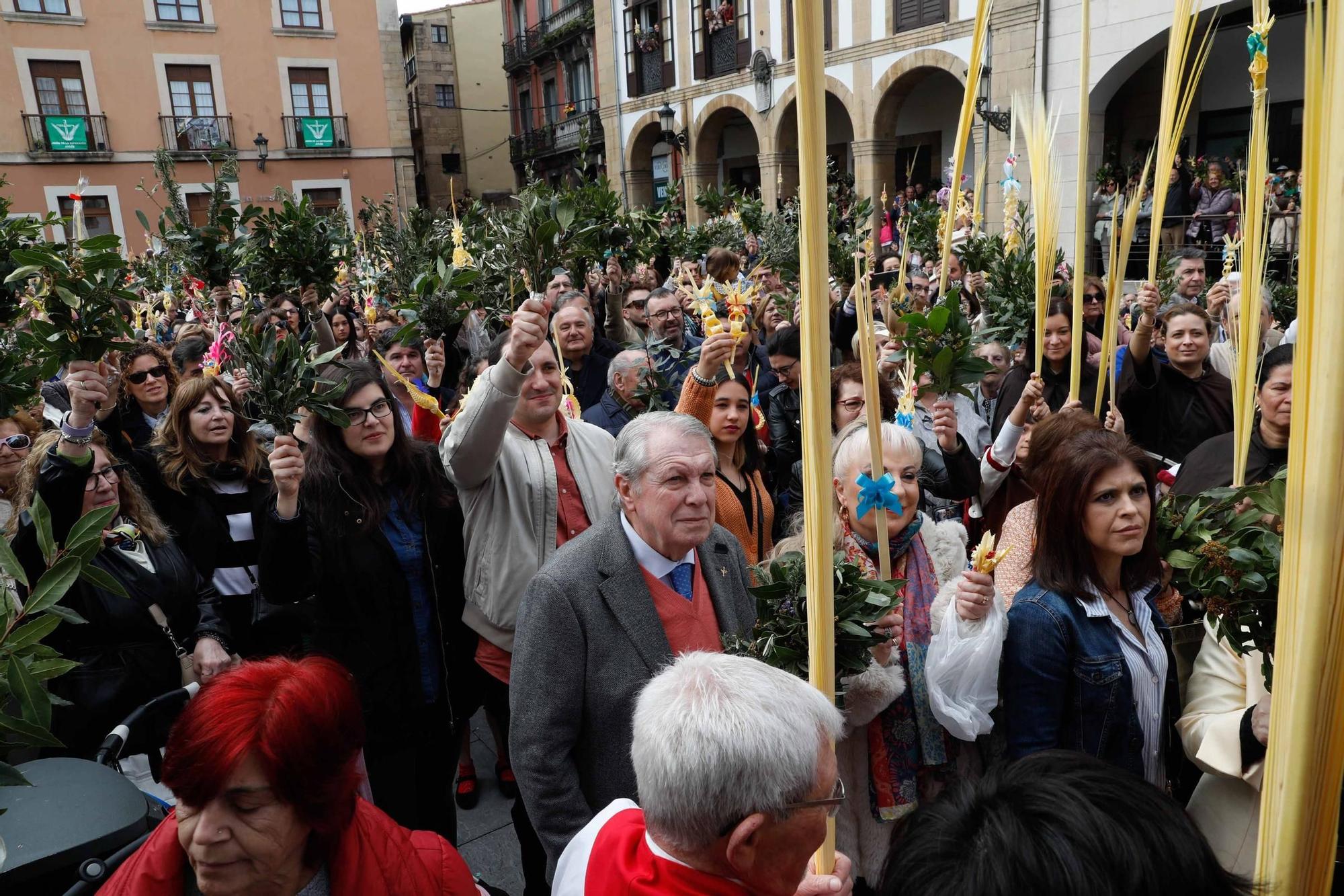 Multitudinaria bendición de ramos y procesión de La Borriquilla en Avilés