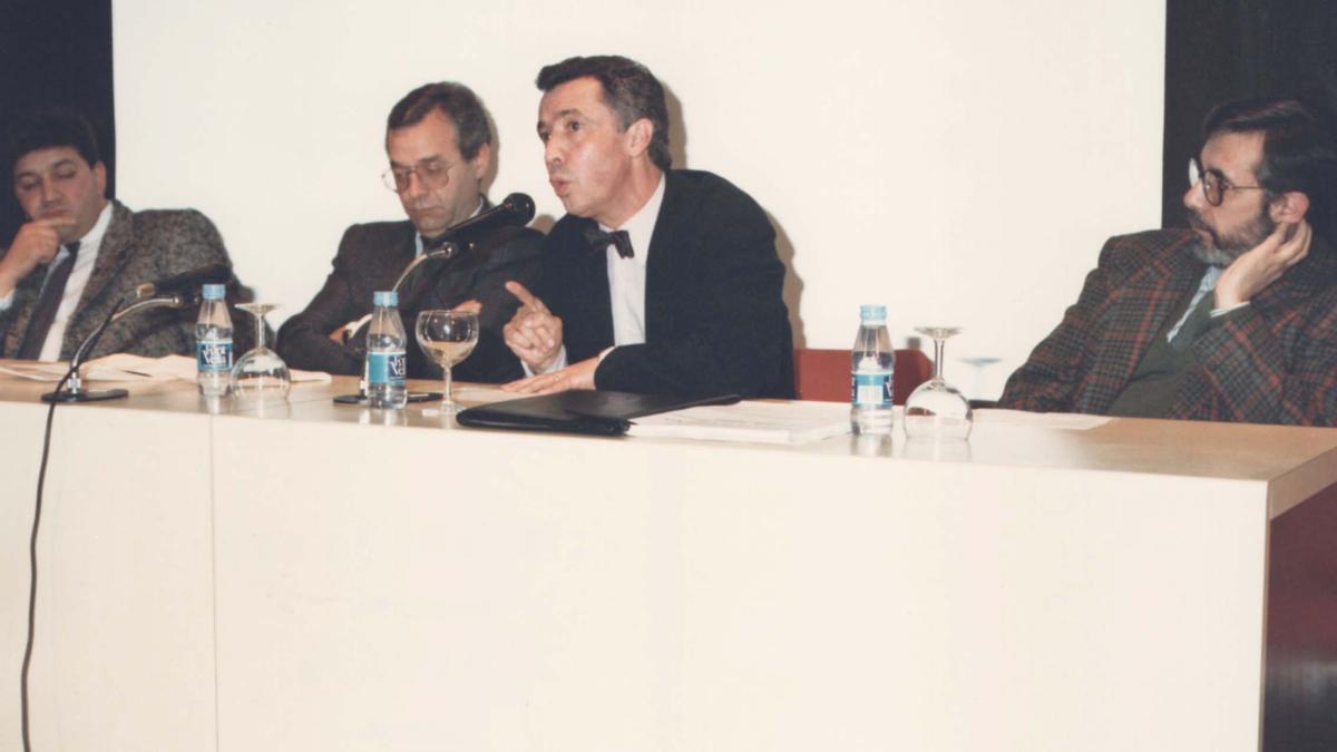 Miguel Ángel Mateos toma la palabra en los preparativos del centenario de Ramón Álvarez.