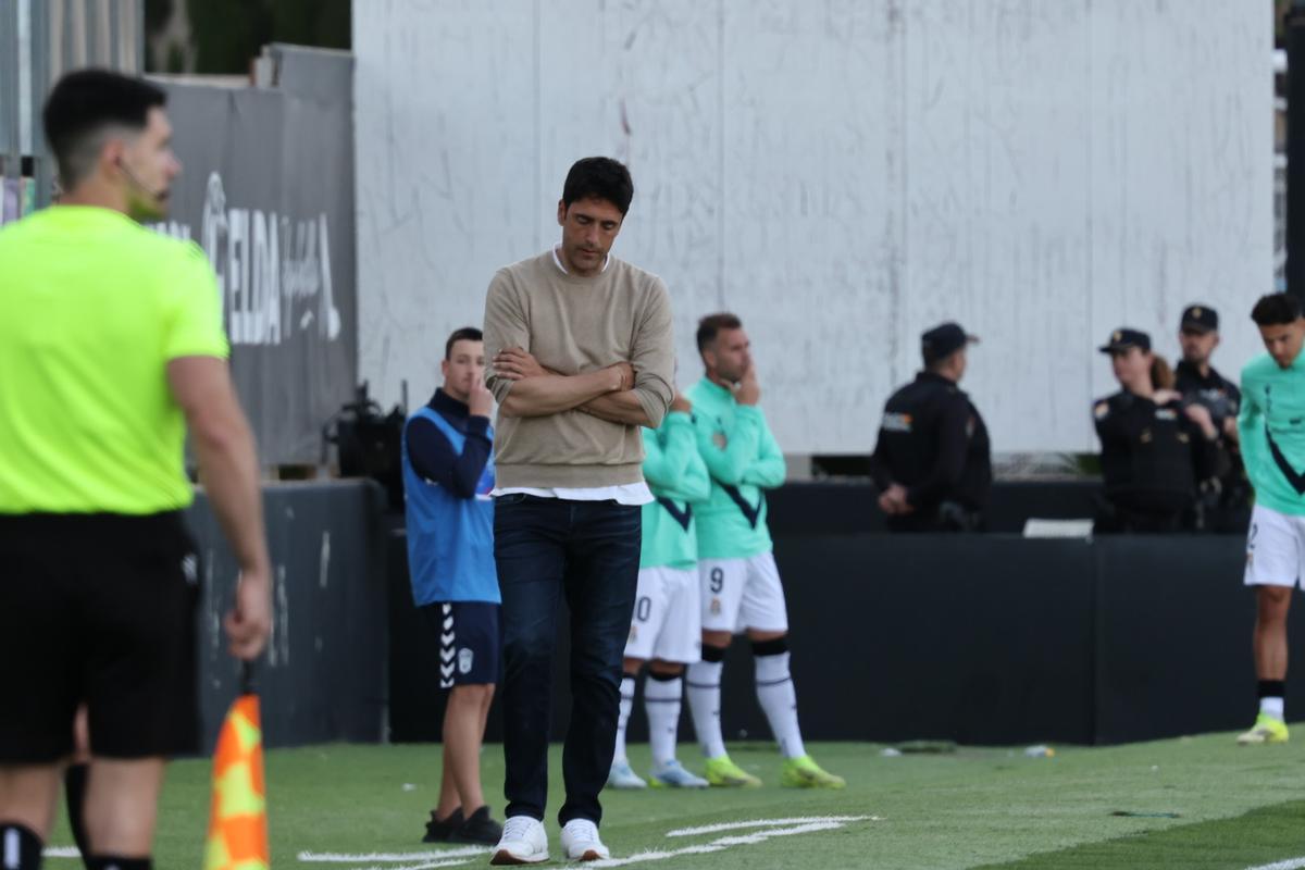 Íñigo Vélez, en la banda del Pepico Amat con sus jugadores reservas de fondo