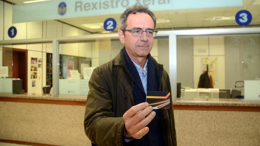 Luis Rei muestra la tarjeta de parking gratuito antes de entregarla en el Rexistro Xeral del Concello. Rafa Vázquez