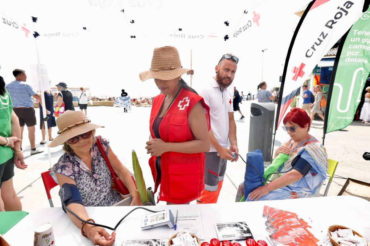 Campaña de Cruz Roja en el Postiguet para prevenir los golpes de calor