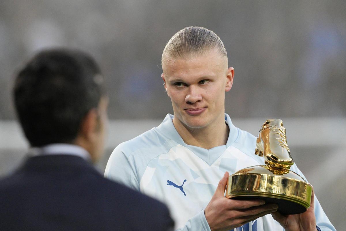 Erling Haaland recibe el premio Champions League golden boot de esta temporada durante el partido entre el Manchester City y el Real Madrid