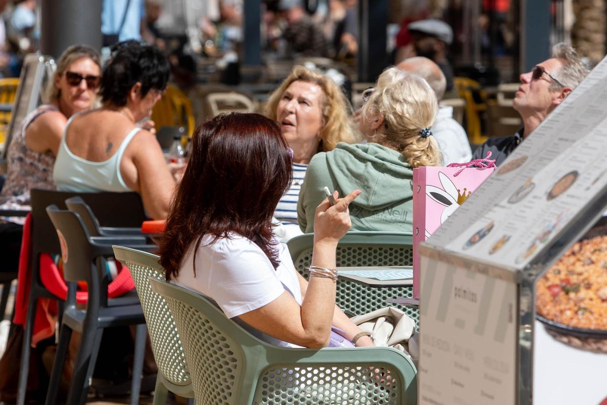 Una mujer vapea por las calles de Alicante