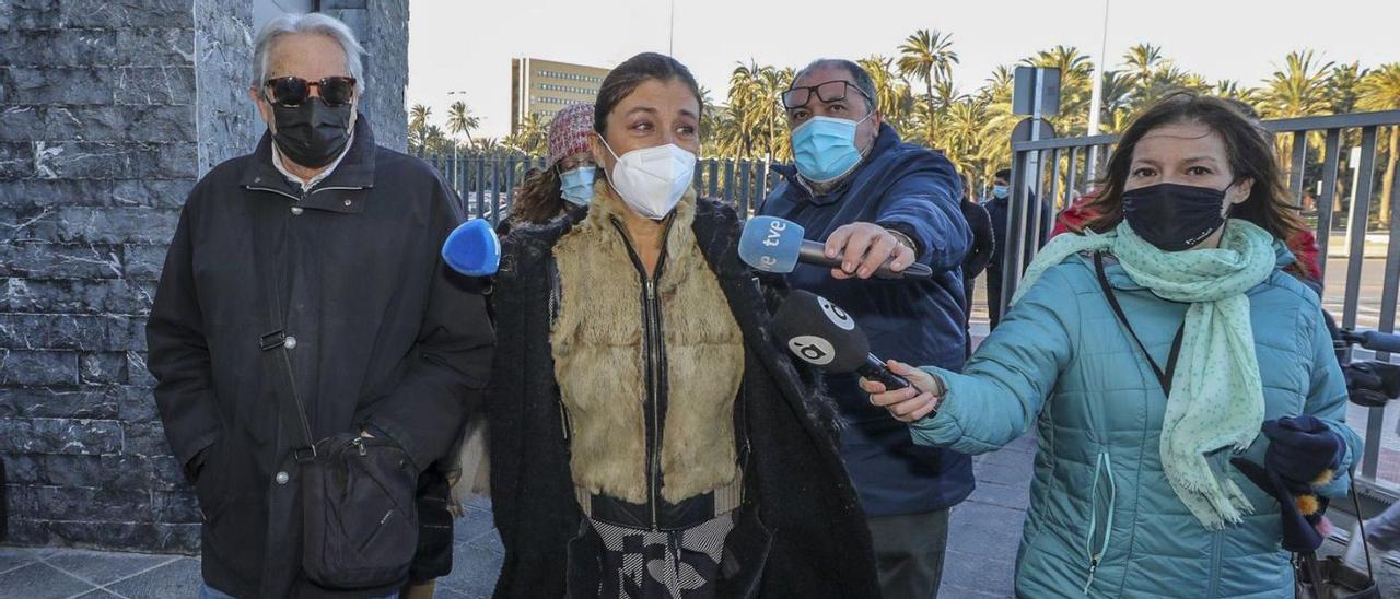 Mónica Lorente junto al expolítico del PSPV Antonio Amorós a su llegada a los juzgados el martes. | ANTONIO AMORÓS